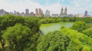 Cherry Hill yakınındaki göl botla insanlar 