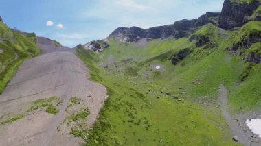 Dağ siyah piramit asfalt yol ile 