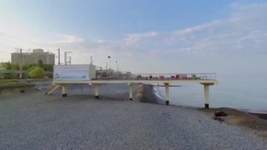 Şemsiye ile çakıl plajı yakınındaki demiryolu 