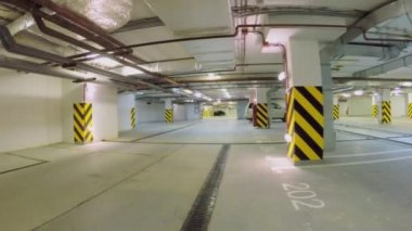 Yer altı otoparkı birkaç otomobil 