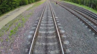 Genç kadın demiryolu ile çalışır 