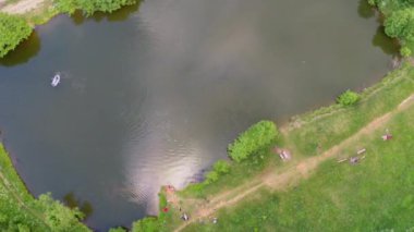 İnsanlarla şişirilmiş tekne yelken