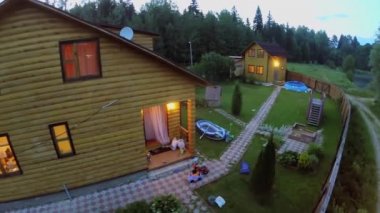 Çocuk bahçesinde Trambolinde atlamak 