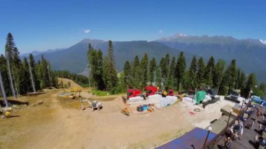 Şantiye dağ yamacında 