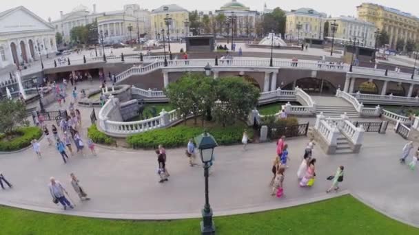 Turister vandrar nära fontänen på Manezhnaya kvadrat — Stockvideo