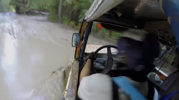 Rallye-Team überwindet Pfütze im Wald — Stockvideo