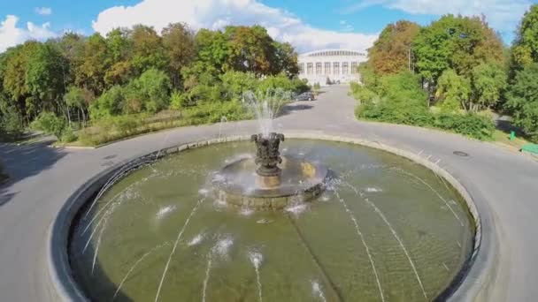 Fountain on square in park — Stock Video