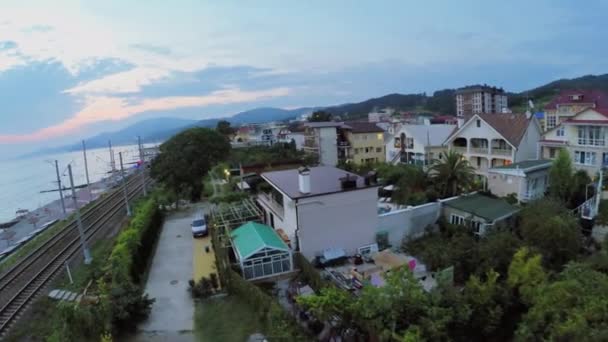 Gîtes ruraux dans une ville côtière avec chemin de fer — Video