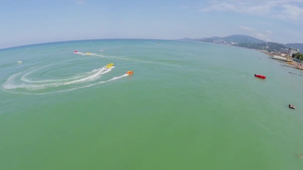 Mensen rijden op catamarans en opblaasbare pad — Stockvideo