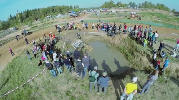 Rallyteam krijgt stuc ter water — Stockvideo