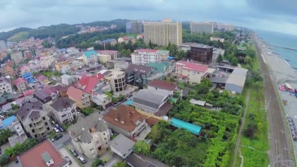 Panorama da cidade costeira com ferrovia — Vídeo de Stock