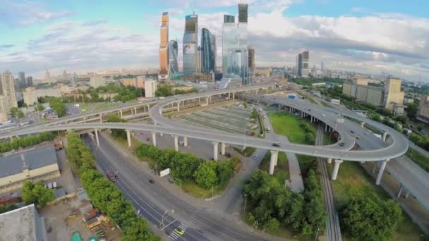 Paisaje urbano con tráfico en sobrevuelo — Vídeos de Stock