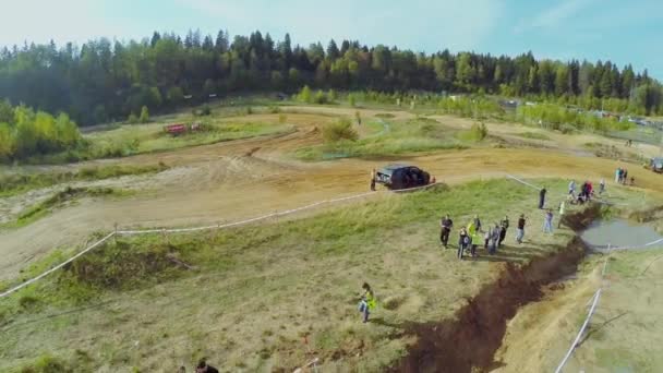 L'équipe de rallye surmonte le fossé — Video