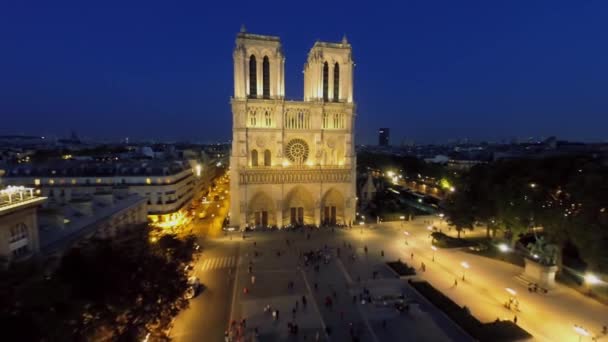 Kathedraal Notre Dame de Paris op het plein — Stockvideo
