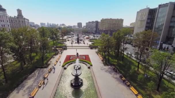 Plaza con monumento de A.S. Pushkin — Vídeos de Stock