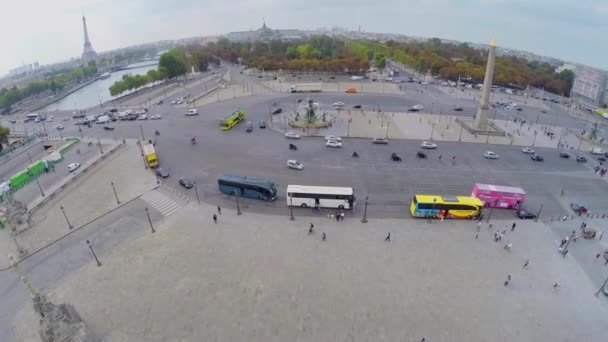 С трафиком на площади — стоковое видео