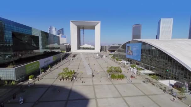 비즈니스 센터 라 방어에 의해 사람들이 산책 — 비디오