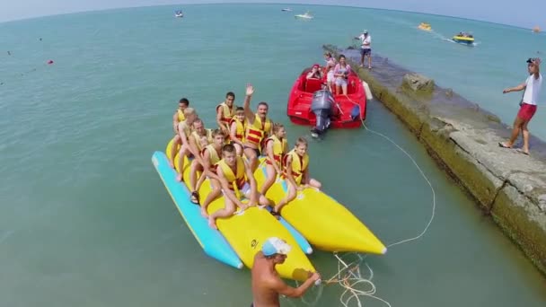 As pessoas sorriem e acenam as mãos — Vídeo de Stock