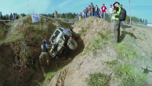 Rally team árok akadály leküzdeni — Stock videók
