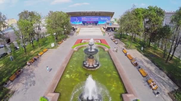 Pushkinskaya square with flowerbeds — Stock Video