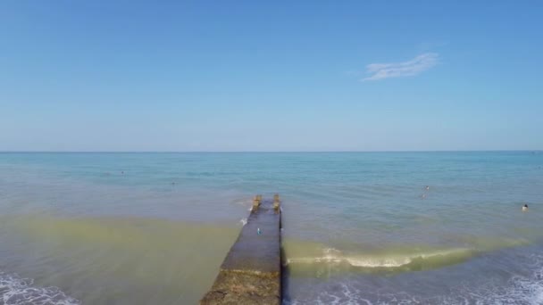 Muchas personas nadan en el mar — Vídeos de Stock