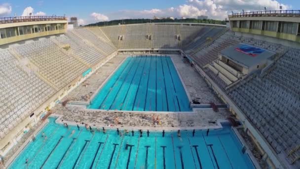 People swim in outdoor basin — Stock Video