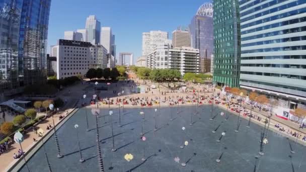 Zakencentrum La Defense met mensen — Stockvideo