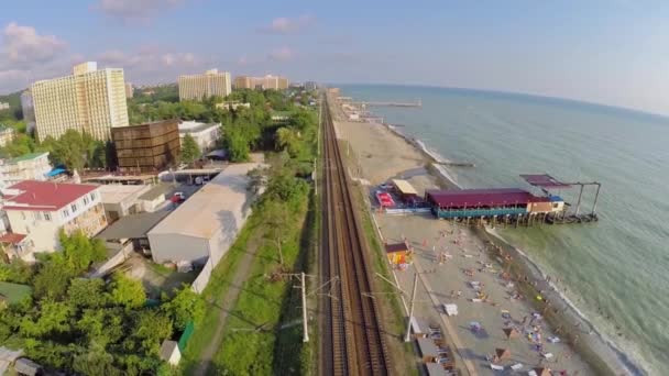 Bahngleise in der Nähe der Küstenstadt — Stockvideo