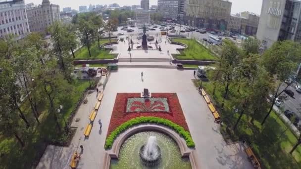 Trafic de la ville sur la place Pushkinskaya — Video