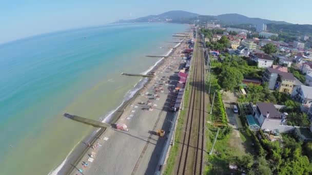 Turiștii se odihnesc pe plaja mare — Videoclip de stoc