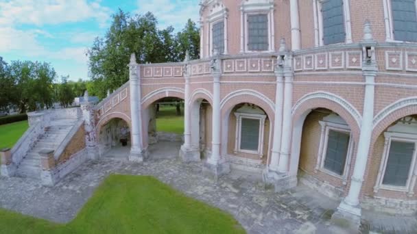 Bouwwerk met trappen van de kerk Pokrova in Fili — Stockvideo