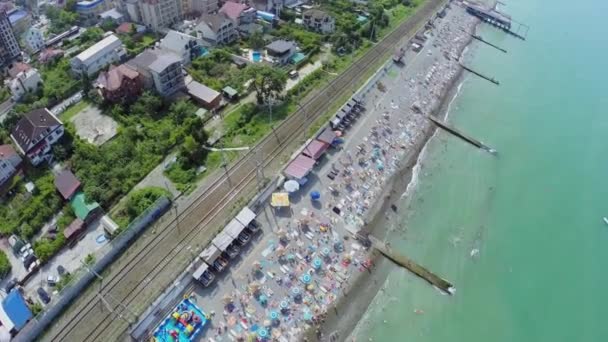 Playa de mar llena de gente — Vídeo de stock