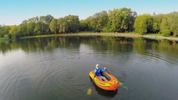 Jeune garçon vogue sur le bateau gonflable — Video
