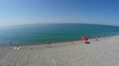 İnsanlar deniz plajında dinlenin 
