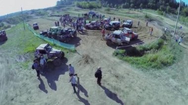 Off-Road araç ve birçok kişi 