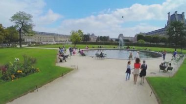 Tuileries Garden tarafından aile yürüyüş 