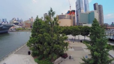 Çocuklar iskelede yürüyüş 