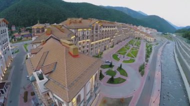 Dağ town Nehri üzerinde aydınlatmalı 