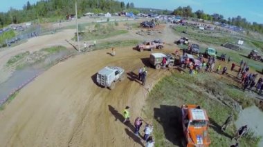 Seyirci off-road araç izle 