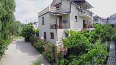 Evin kıyı kenti bitkilerde arasında 