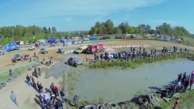 Üstesinden gelmek arazi aracı çalışır 