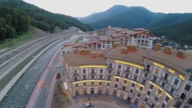 Nehir kıyısında aydınlatmalı otel 