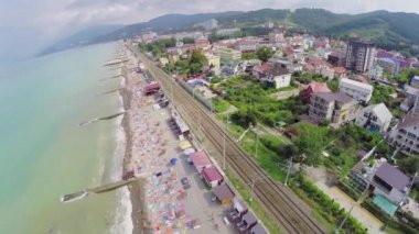 Deniz plaj üzerinde kişi ile kıyı kenti 