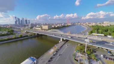 Megalopolis nehir köprüsünde trafik ile