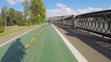 İnsanlar iskele tarafından binmek 