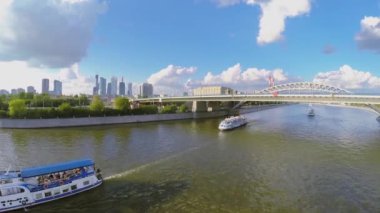 Nehir kenarında turist gemiler yelken 