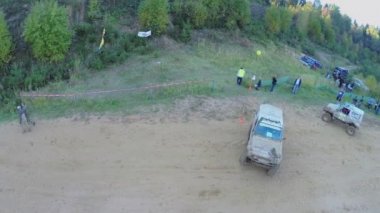 Kamyon sürmek kum parça tarafından 