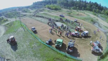 Off-road araç insanlar stand