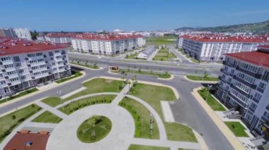 Bahçesi ve kafe ile kare
