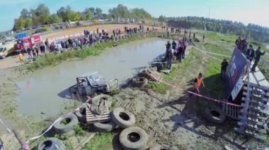 Üstesinden gelmek için ip off-road aracı kullanır 